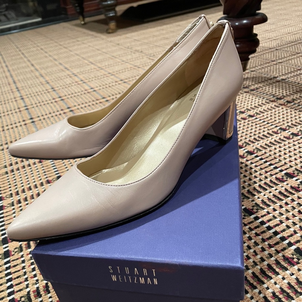 Stuart Weitzman logo first class heels